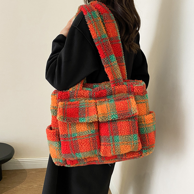 Women Handheld Bags - Tas jinjing bulu domba untuk wanita,